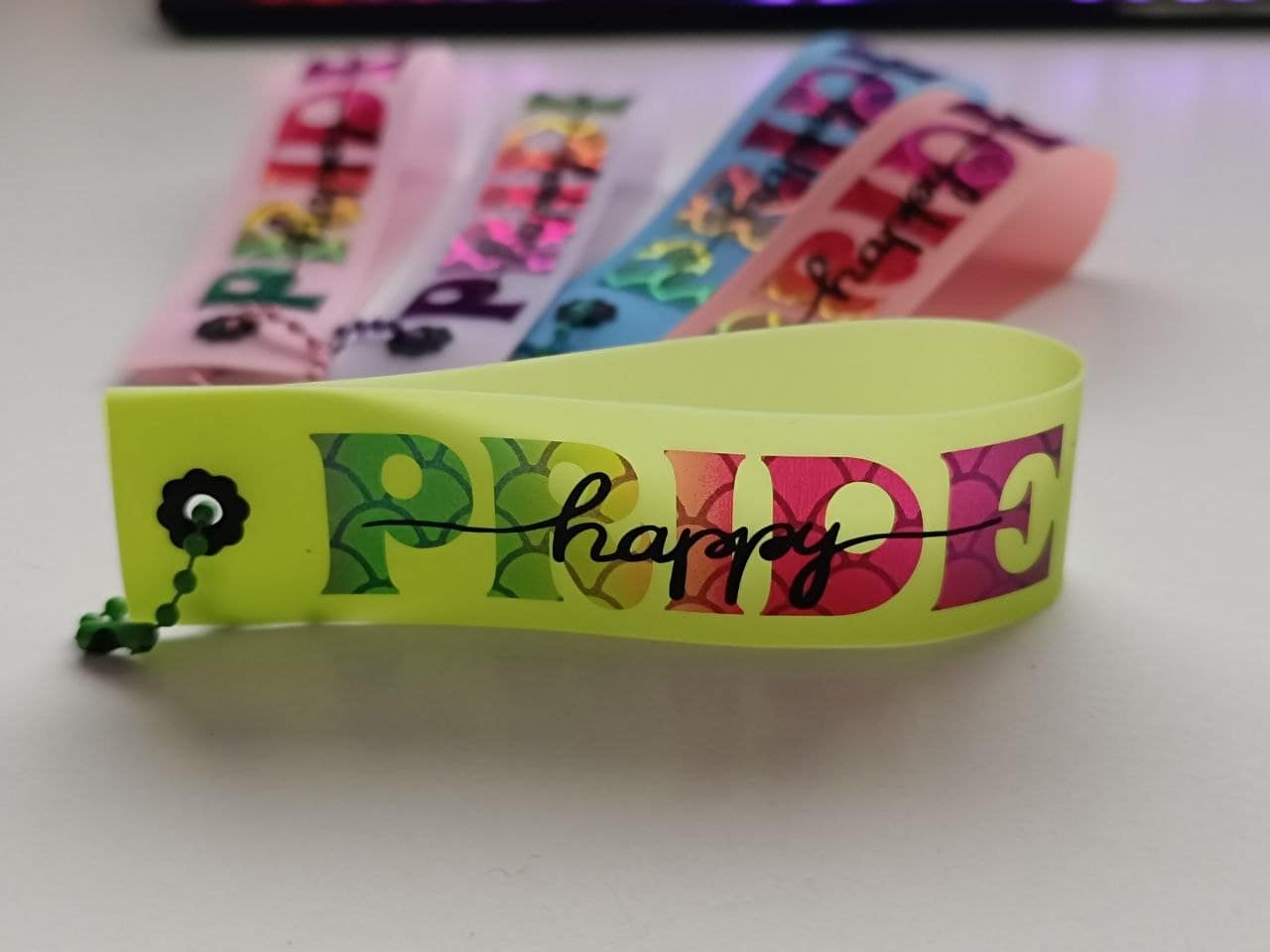 Anhänger „HAPPY PRIDE“ bunt